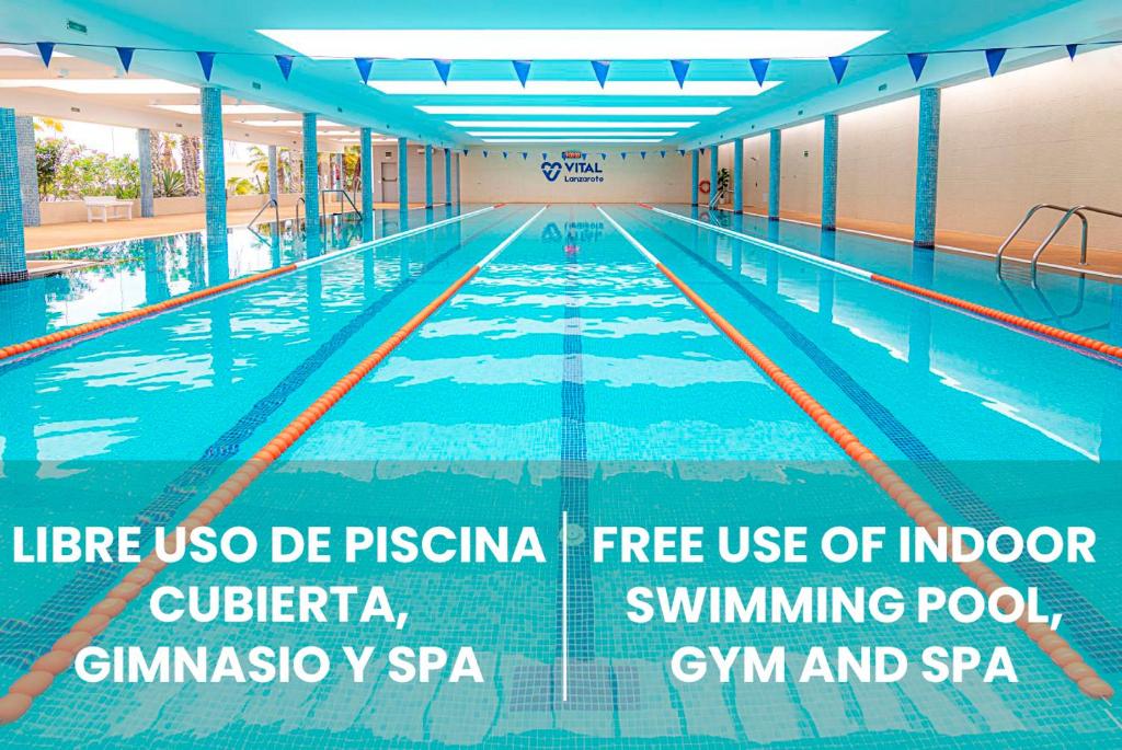 科斯塔特吉塞LANZAROTE PRIME SPORTS by Vitalclass Lanzarote Resort的游泳池,可免费使用室内游泳池