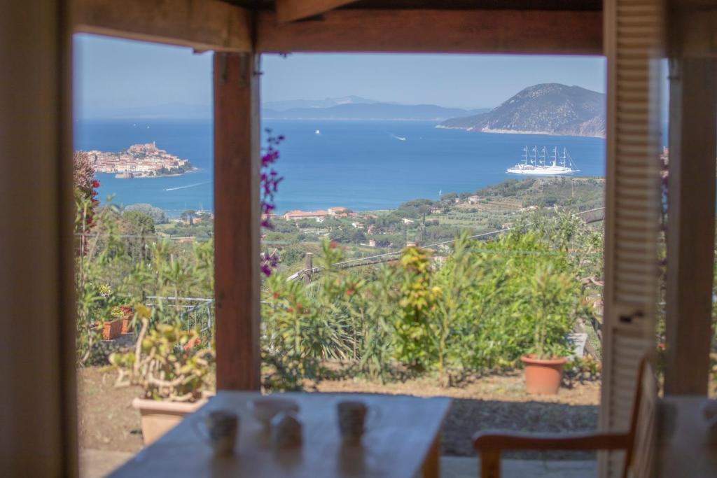 费拉约港HelloElba Villetta Azzurra的从房子的窗户可欣赏到海景