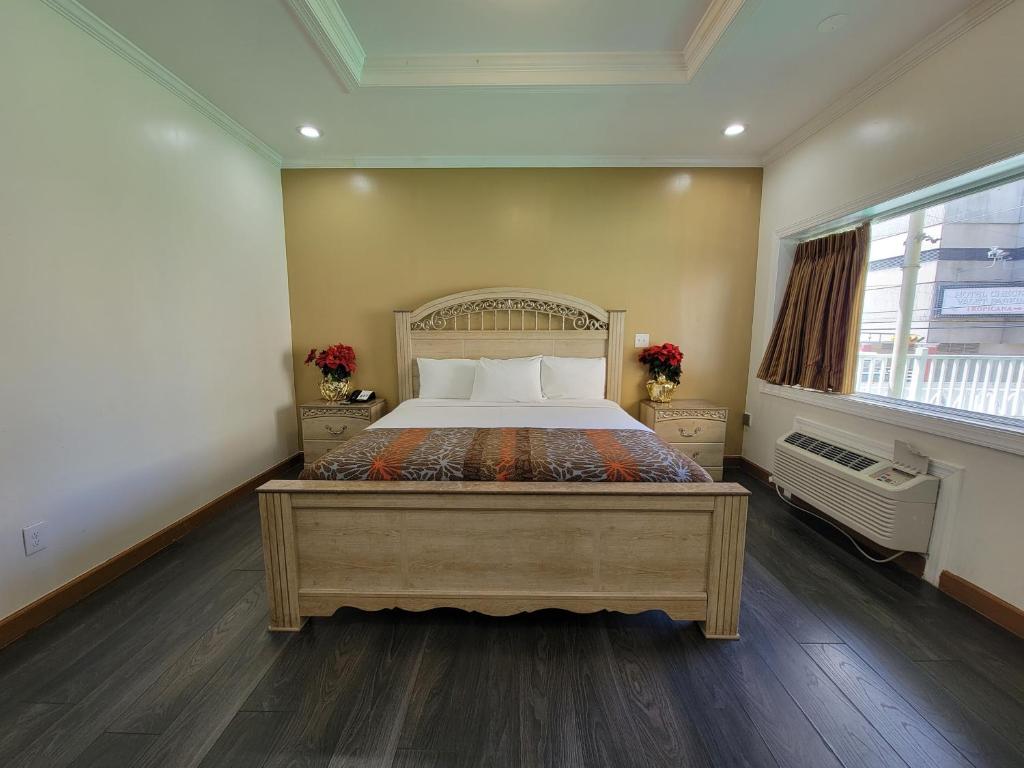 大西洋城Eldorado Atlantic City Beach Block的一间卧室设有一张大床和一个窗户。