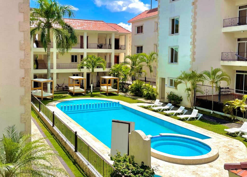 蓬塔卡纳Punta Cana Seven Beaches的建筑物前游泳池的图像