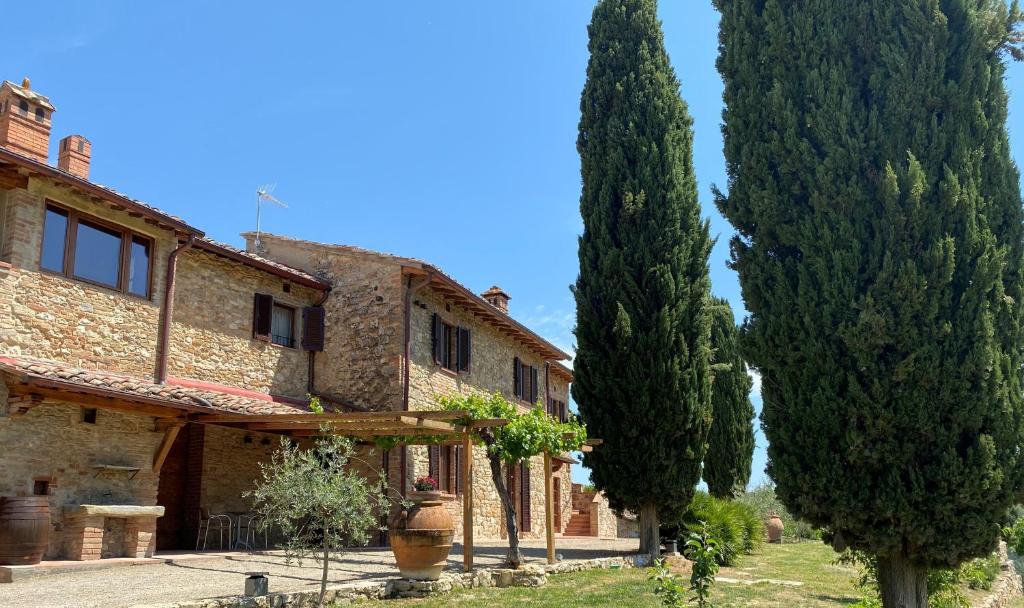 圣吉米纳诺Tenuta Sovestro的两棵树在房子前面