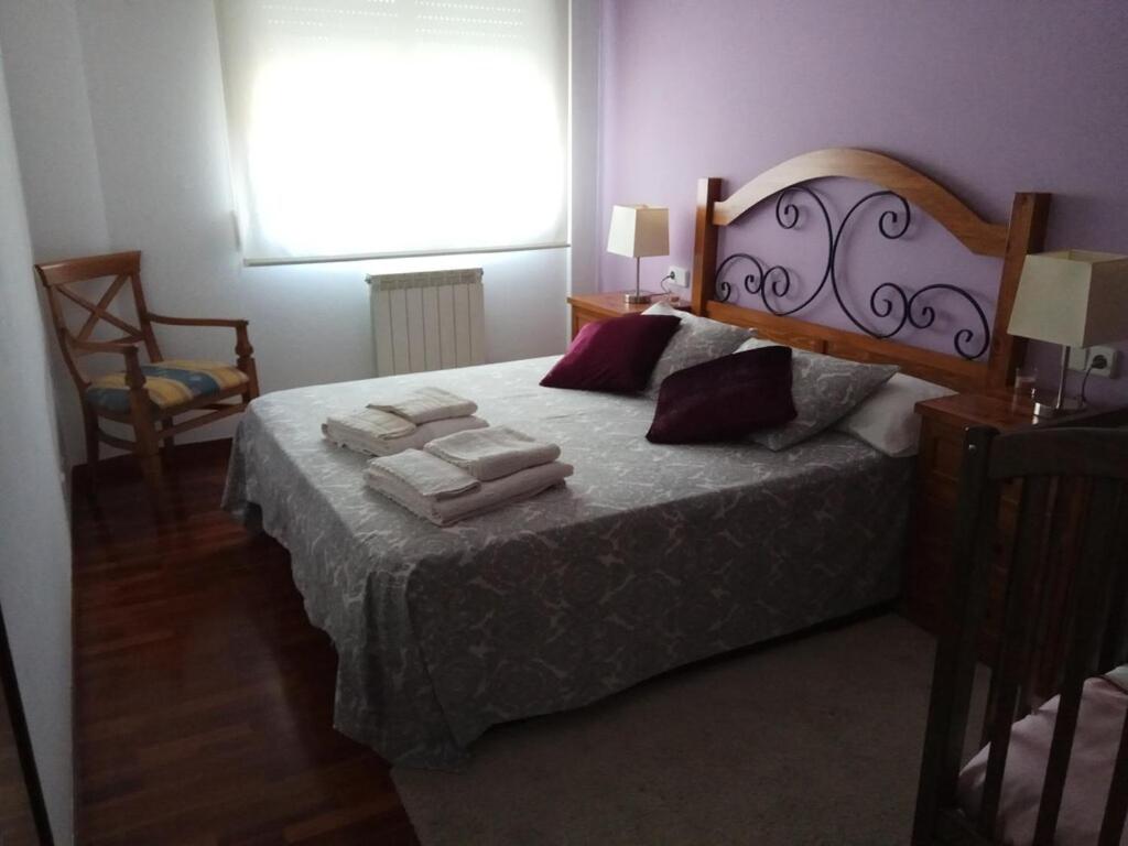 庞特维德拉Moderno y luminoso 2 dormitorios con todas las comodidades en Pontevedra ciudad的一间卧室配有带毛巾的床