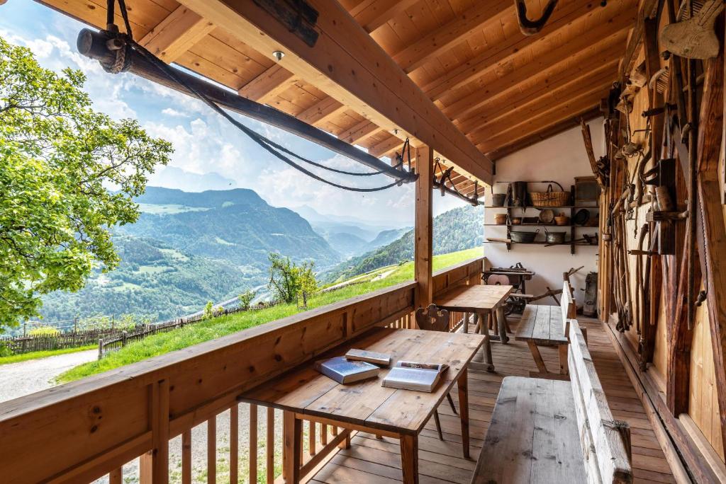 维兰德罗App Dolomiten Winklerhof的山景阳台,配有木桌。