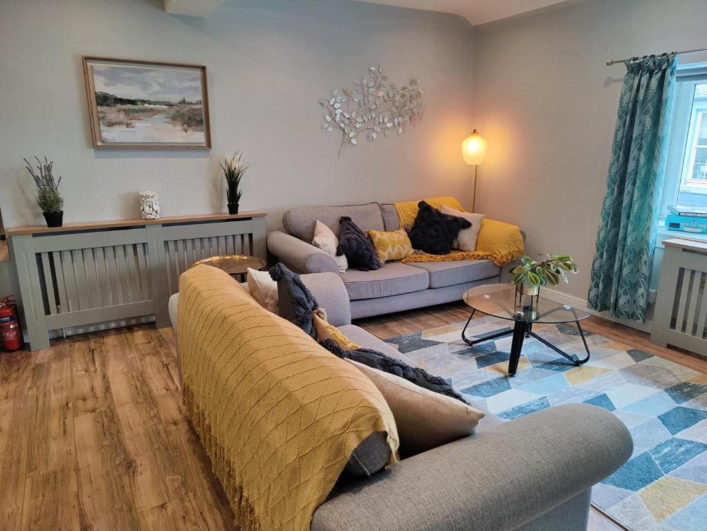 邓弗姆林NEW Fabulous 2BD Maisonette Dunfermline, Fife的客厅配有沙发和桌子