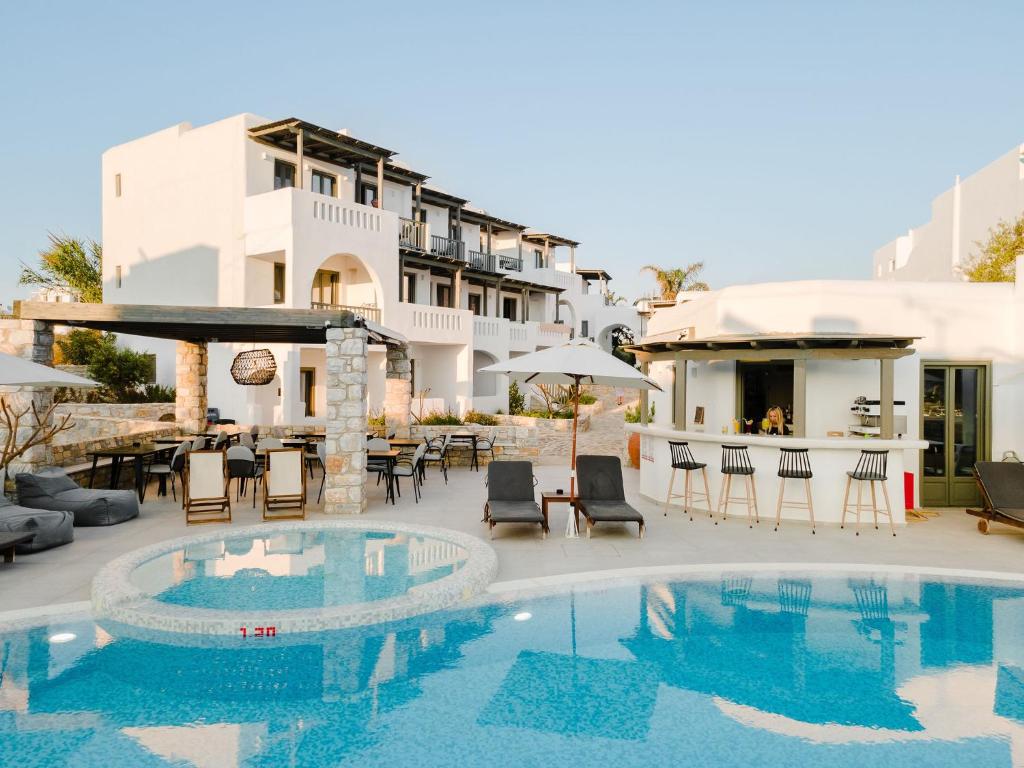 阿吉奥斯普罗科皮奥斯Melidron Hotel & Suites的一座配有桌椅的酒店游泳池