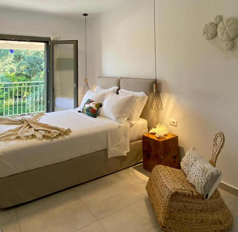 帕尔加OLEA Luxury Apartments的卧室配有床、椅子和窗户。