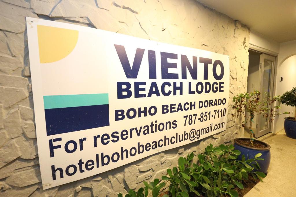 多拉多Viento Beach Lodge的墙上海滩小屋的标志