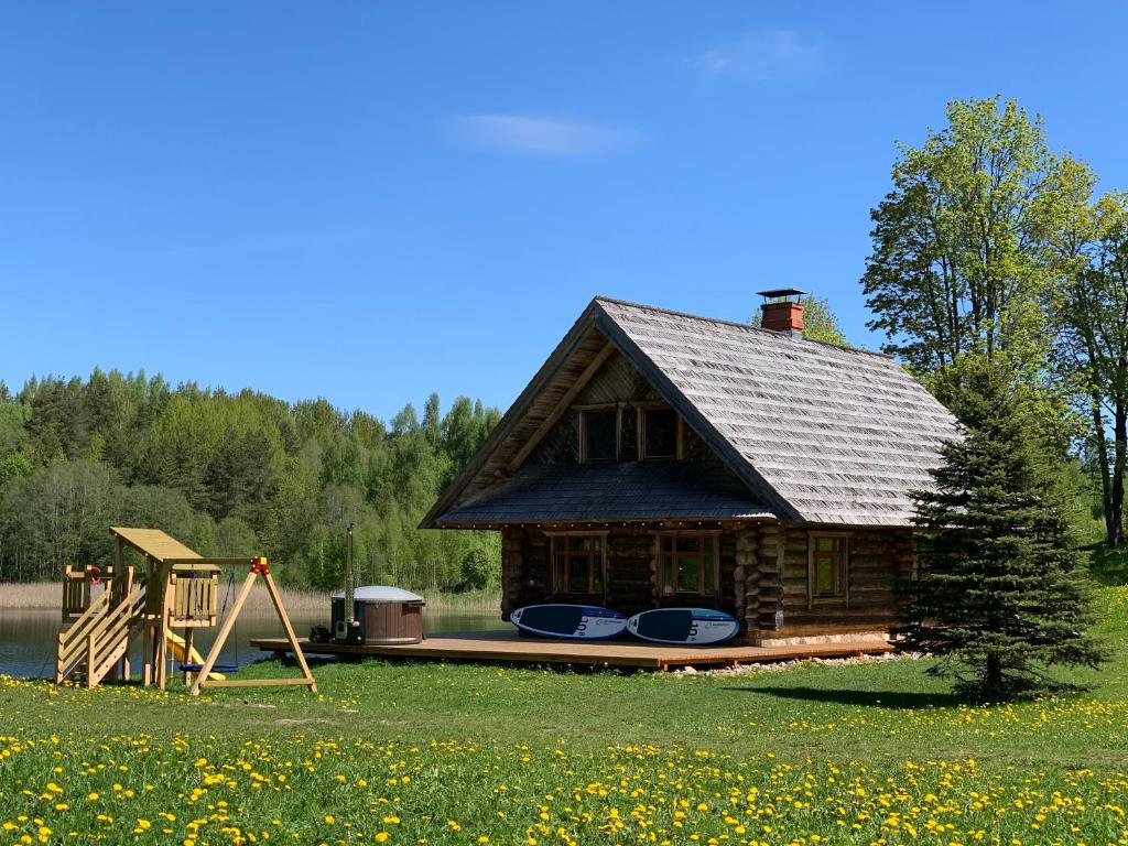 AndzeļiVucini的小木屋,设有湖畔甲板