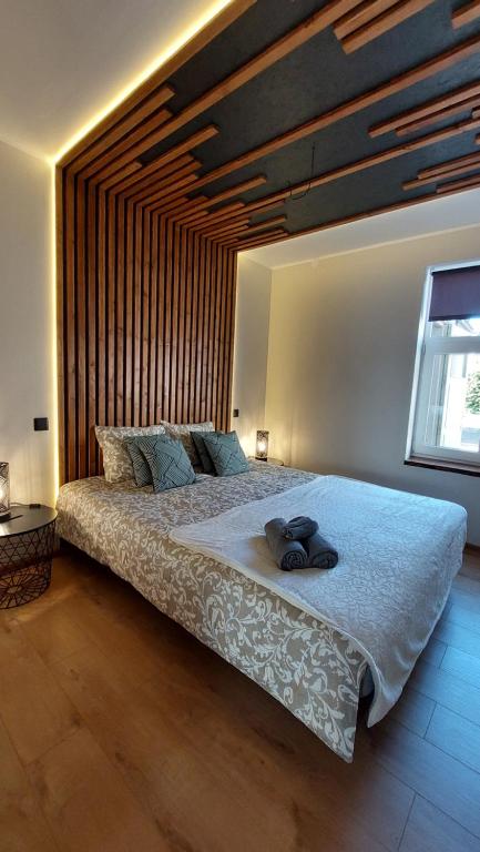 派尔努Tuia Apartment的一间卧室设有一张大床和一个窗户。