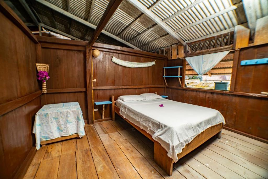 努基Posada El Esfuerzo的一间卧室,卧室配有一张床和一张桌子