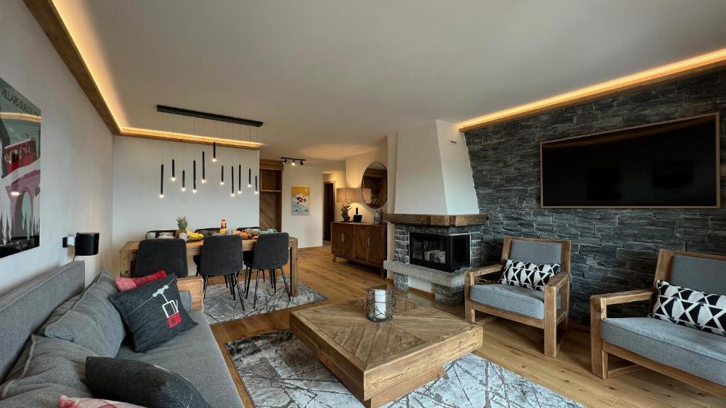 威拉尔-苏-罗伦Zenith Views by Villars Luxury的客厅配有沙发和桌子
