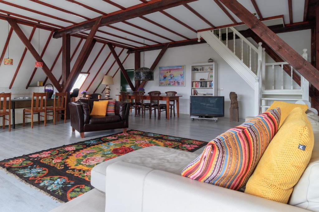 哈弗尔特Het Grote Paard的带沙发的客厅和用餐室
