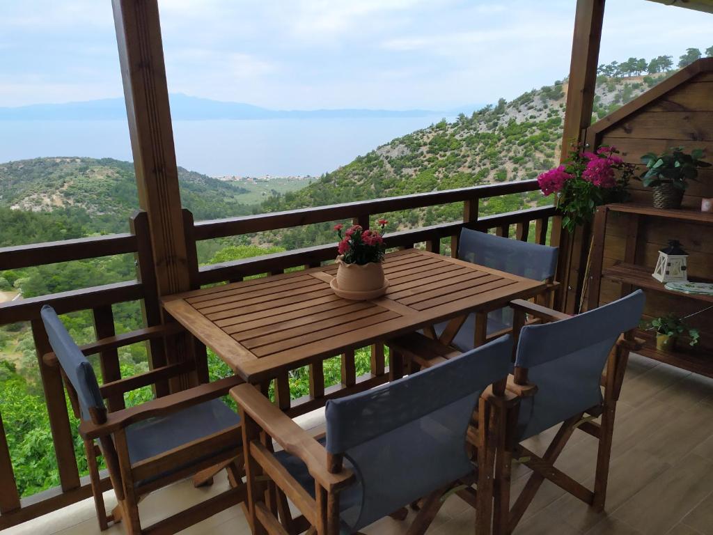 SotírEden View的观景阳台配有一张木桌和椅子。