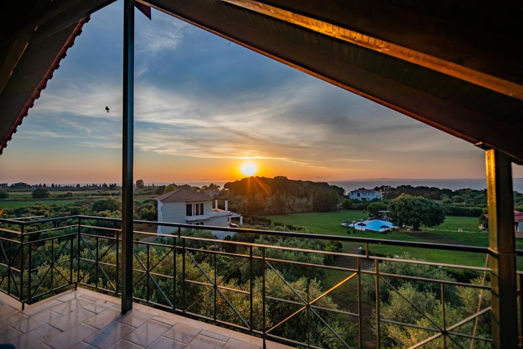 卡塔科隆Villa Georgina B&B的从房子的阳台上可欣赏到日落美景
