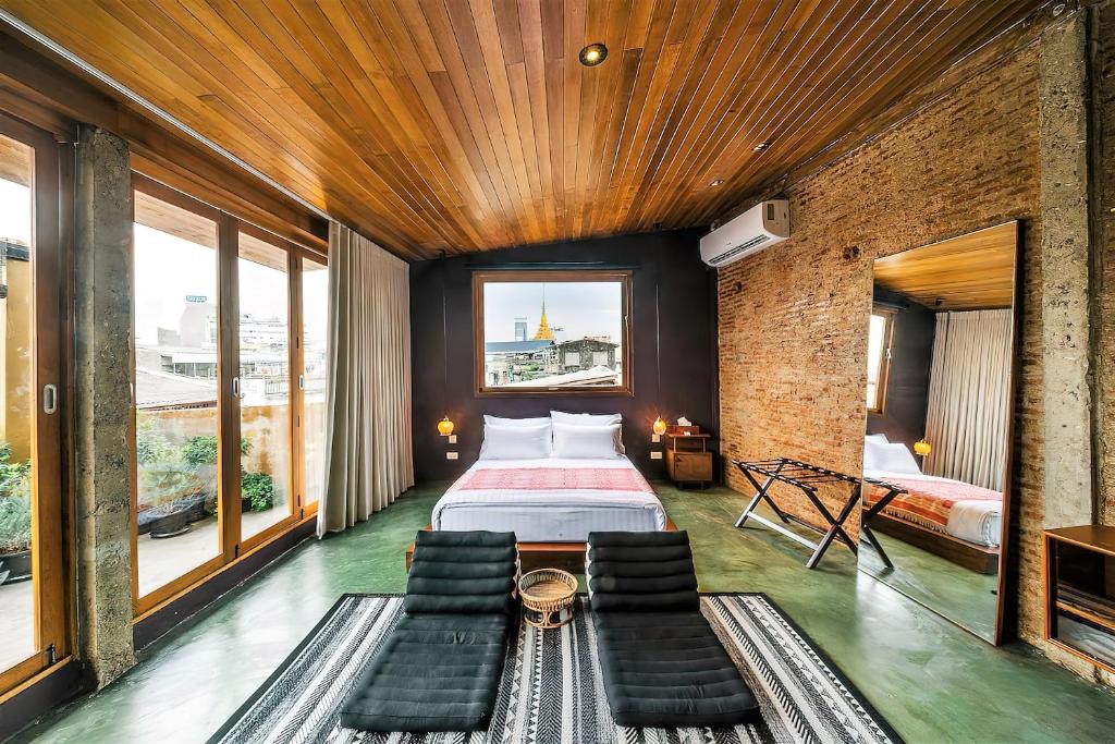 曼谷Ba Hao Residence的一间设有床铺的卧室,位于带窗户的房间内