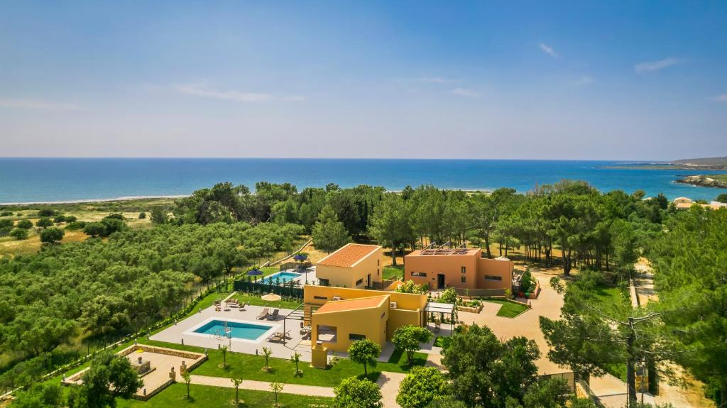 里科索翁SOUND OF SEA Villas的享有带游泳池的度假村的空中景致