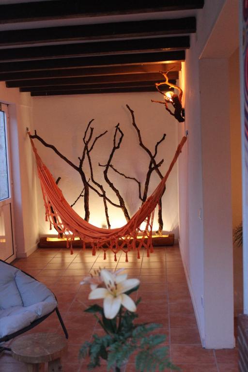 卡帕里卡海岸5th Element Beach House Caparica的客厅的吊床,树