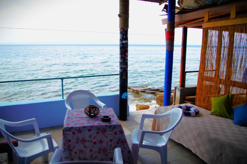 斯卡拉卡里拉奇斯Amfialos的游轮阳台上的桌椅