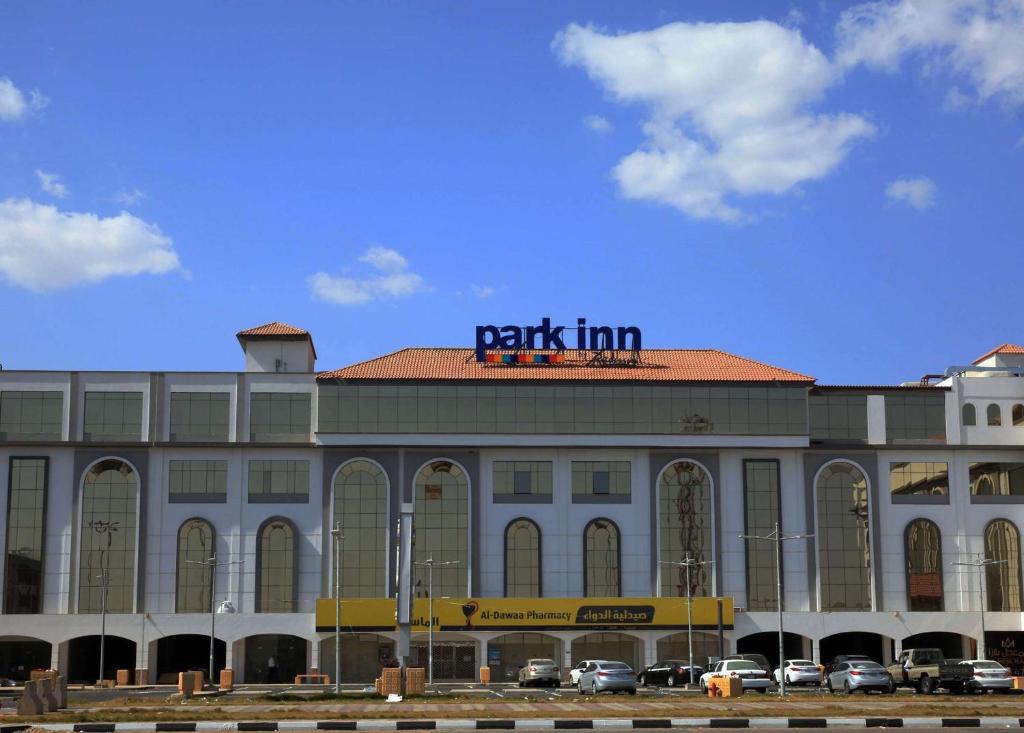 奈季兰Park Inn by Radisson Najran的上面有公园标志的建筑物