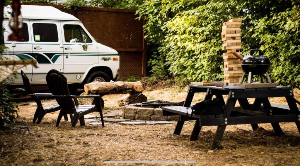 LandrumVan Camping - Do Something Different!的后院的野餐桌椅和烧烤架