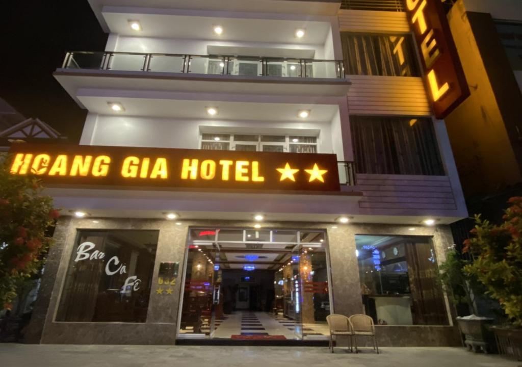 老街市Khách Sạn Hoàng Gia 2 Lào Cai的带有阅读higgins ga酒店标志的酒店