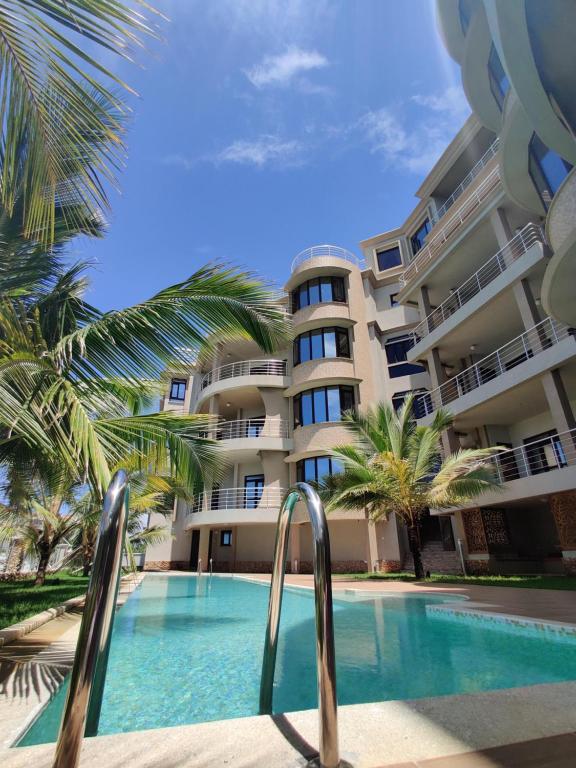 蒙巴萨English Point Residence Beach Apartments Mombasa的大楼前的游泳池