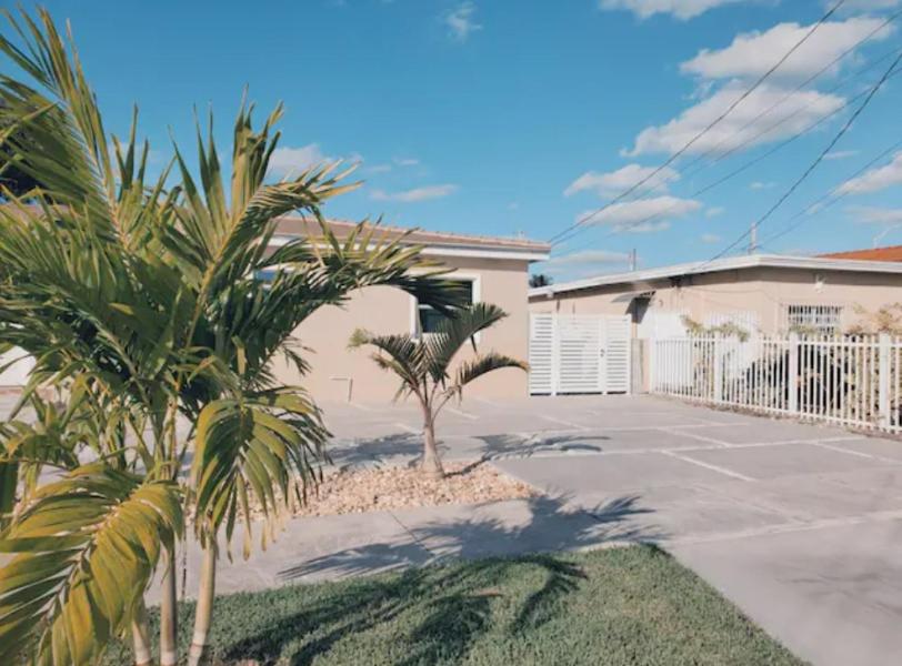 迈阿密Guayabita's House的车道前有棕榈树的房子
