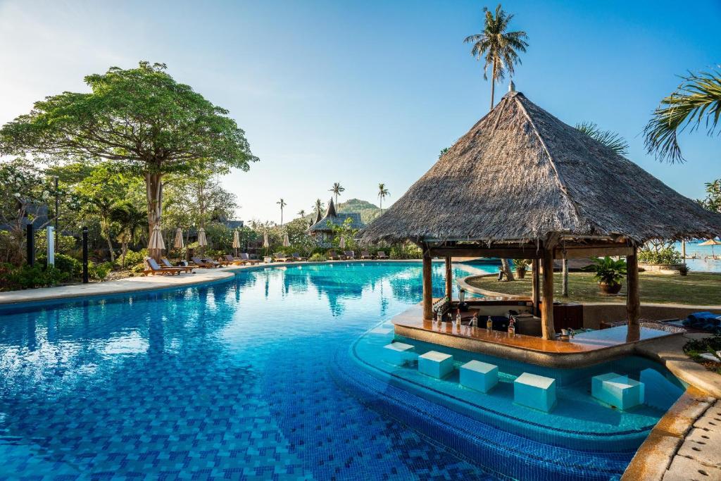 皮皮岛SAii Phi Phi Island Village的度假村的游泳池,带凉亭