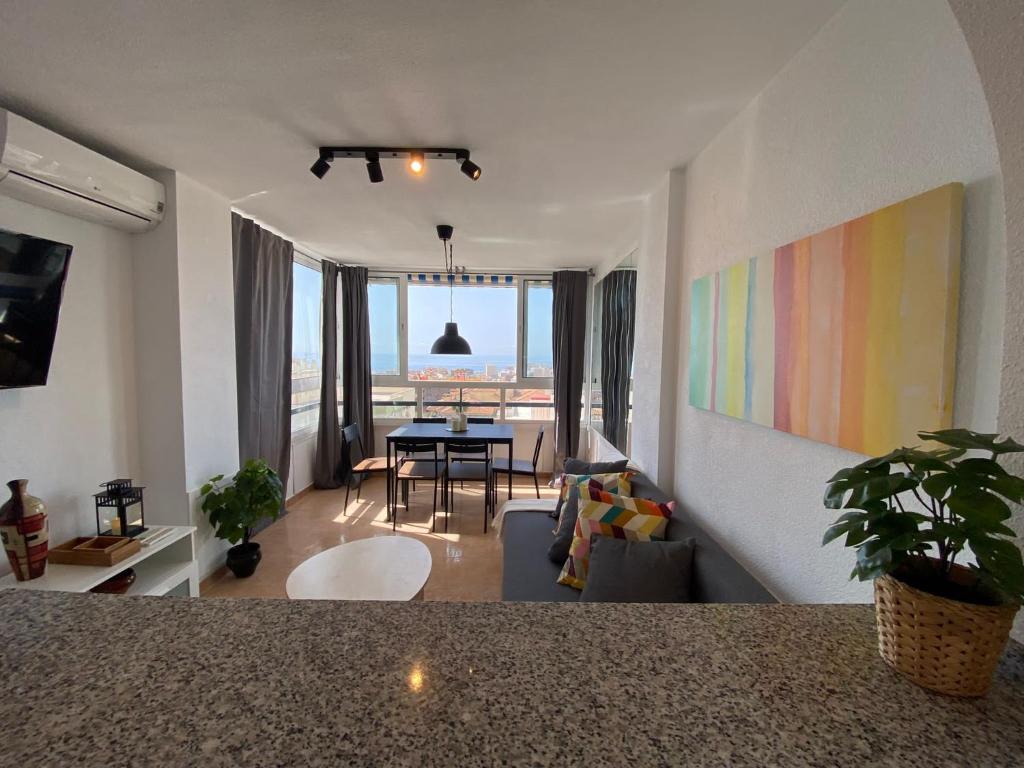 贝纳尔马德纳Apartamento DIORAMA D con impresionante vista, piscina y parking的客厅享有客厅的景色