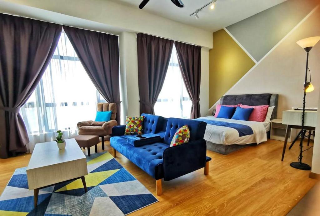 关丹Gothca Imperium Residence Kuantan Studio Seaview的客厅配有床和蓝色沙发