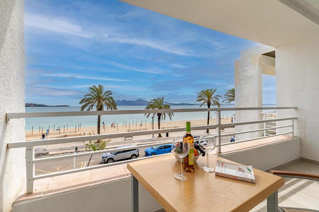 波连萨港Beachfront Apartment Sivella Mar的配有桌子的客房享有海滩美景