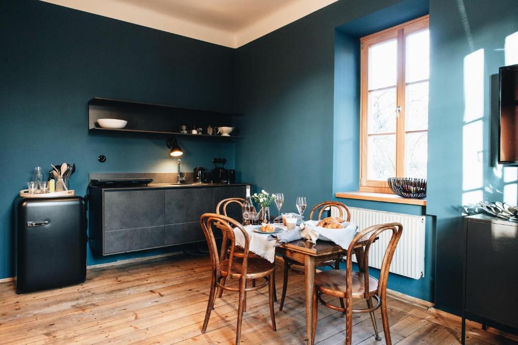 克拉根福Villa100und10 by Seebnb的厨房里设有1间带桌椅的用餐室