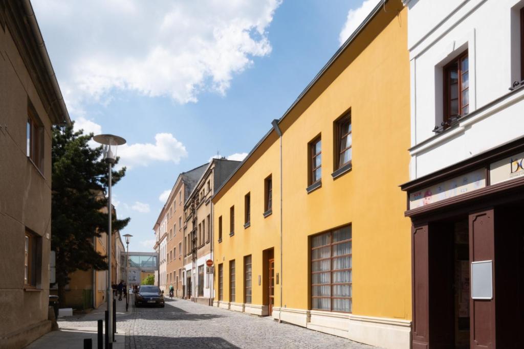 莫海尔尼采Hotel Mohelnice的城市街道上的黄色建筑