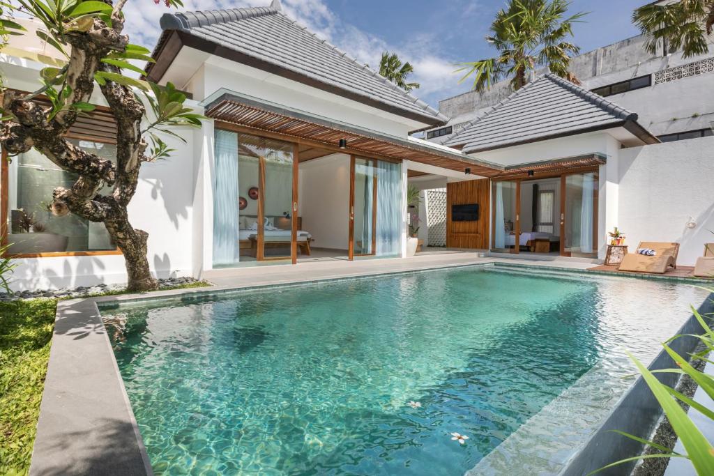 塞米亚克Fenosa Seminyak Villas by Nagisa Bali的别墅后院的游泳池
