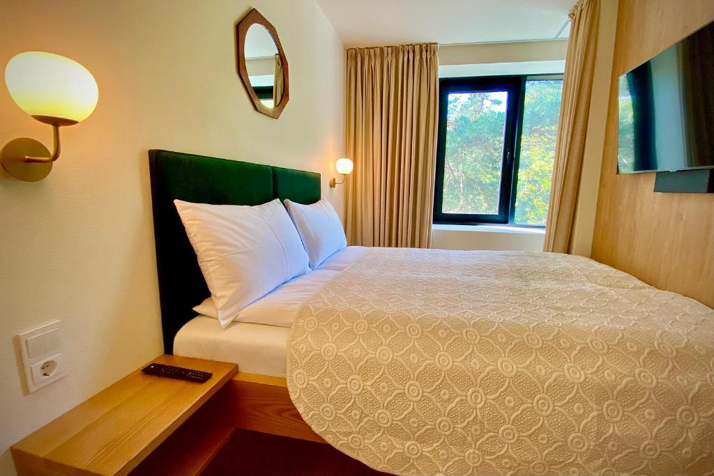帕兰加SIRENA的酒店客房设有床和窗户。