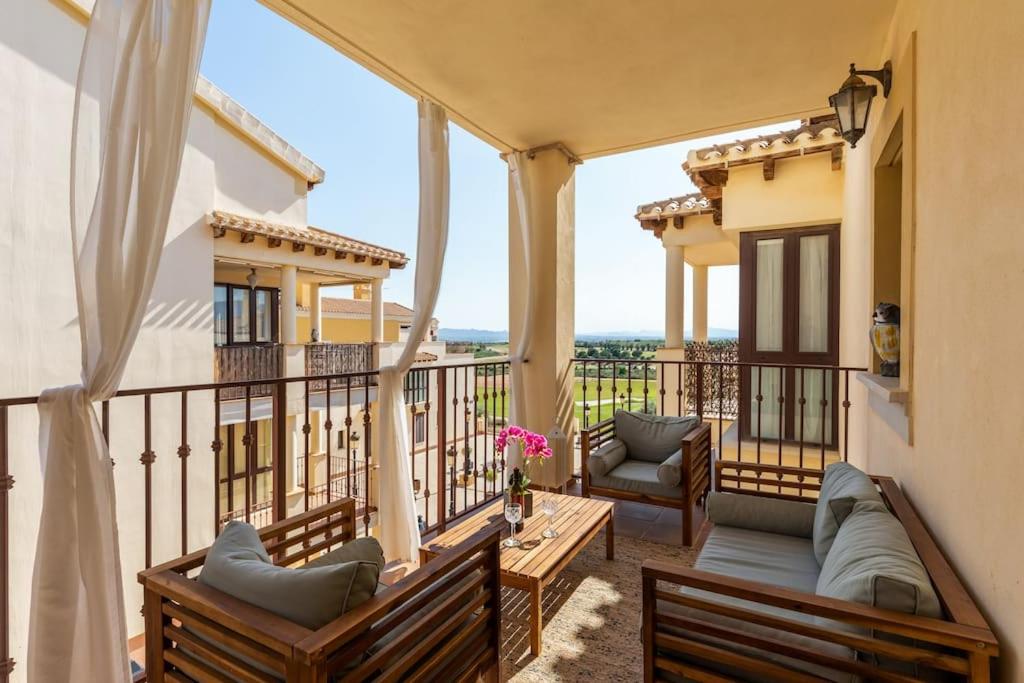 弗安特阿拉莫Casa Palma-Hacienda del Álamo -Fuente Alamo- Luxurious 2 Bedroom Penthouse的阳台配有两张沙发和一张桌子及椅子。