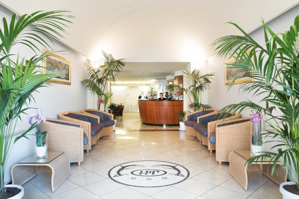 里米尼圣皮埃尔酒店的一间拥有蓝色椅子和植物的等候室