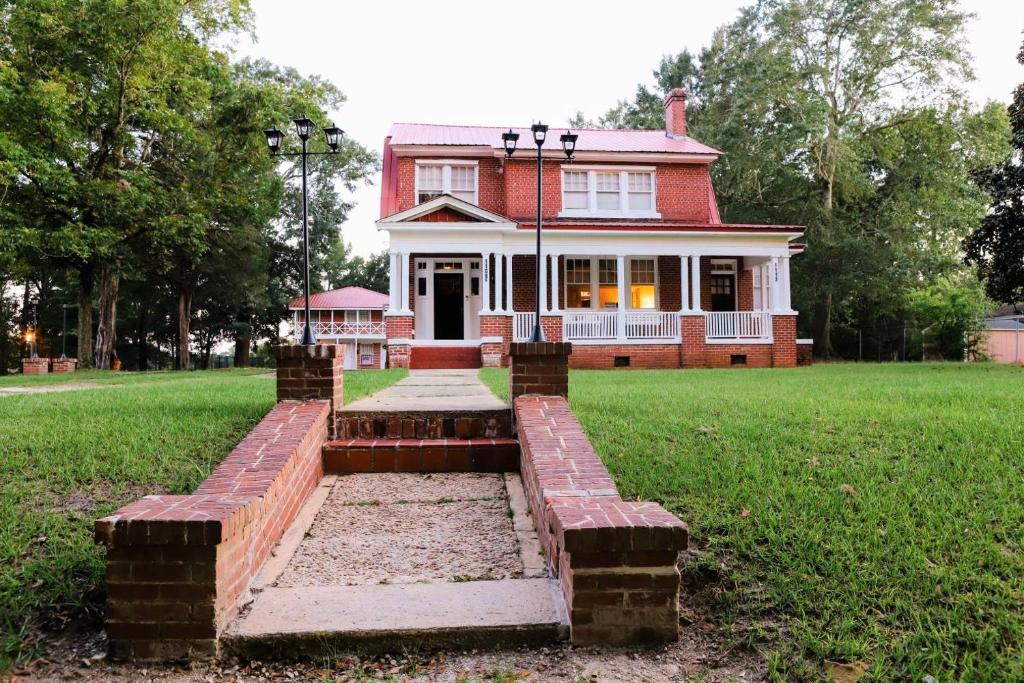 TuskegeeHistoric House on the Hill的草地上的红砖房子