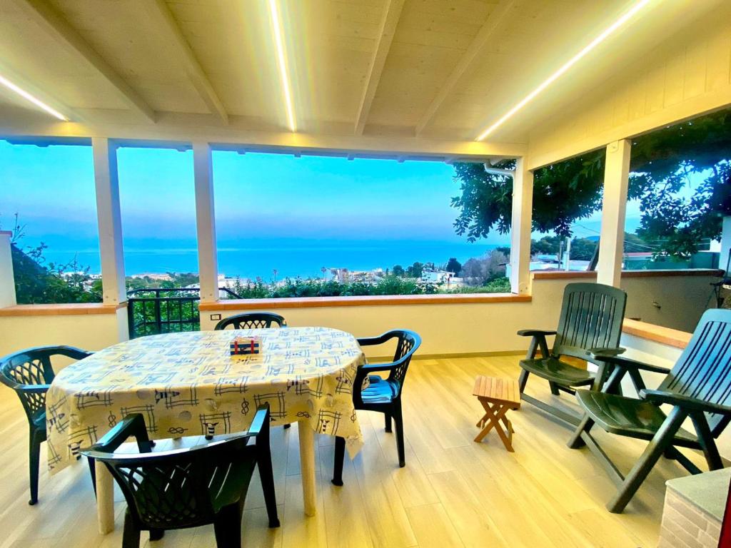 Marina PortoCasa La Quercia的海景客房内的桌椅