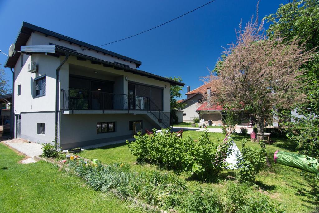 维索科Modern House in Visoko的享有花园的景致。