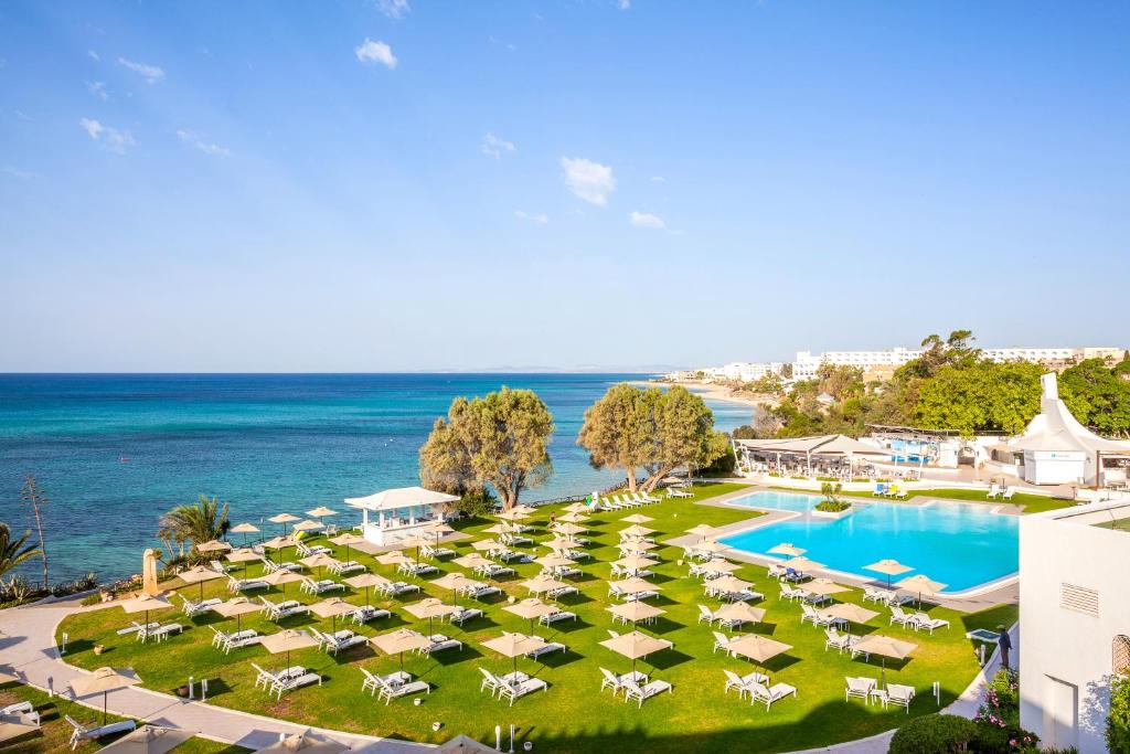 哈马马特Le Sultan的享有度假胜地的空中景致,设有游泳池和海洋