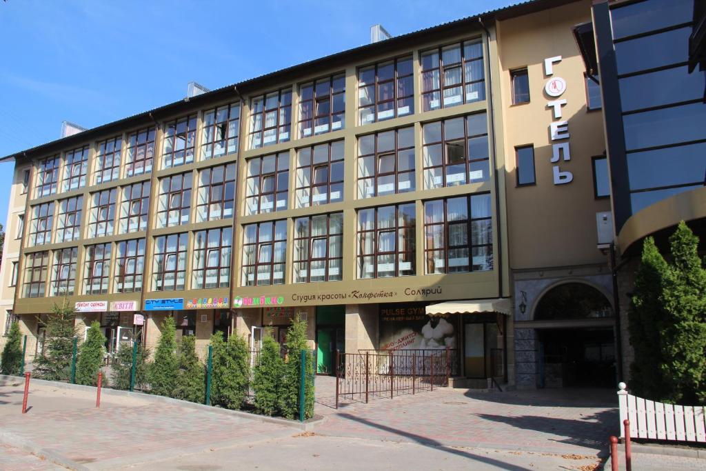 哈尔科夫Misteriya Hotel的城市街道上的一座大建筑