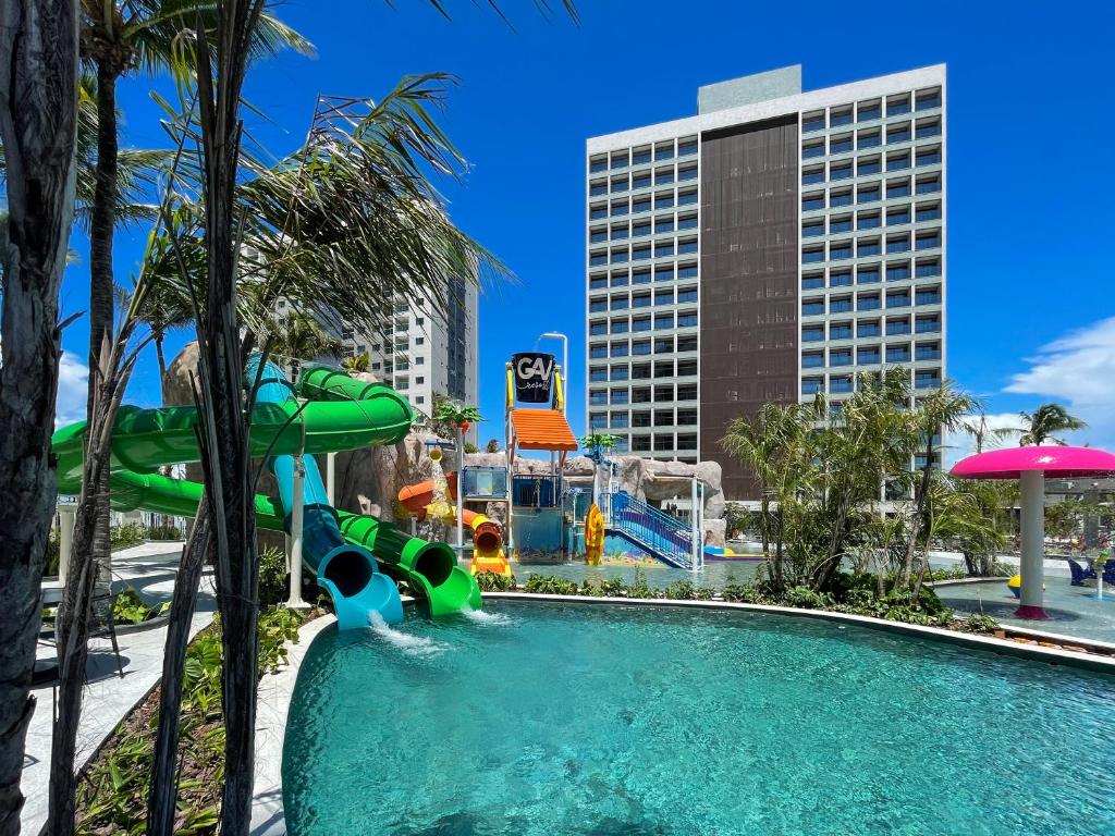 萨利诺波利斯SALINAS PREMIUM - GAV Resorts的度假村的游泳池,带水滑梯
