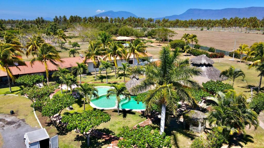 特科曼San Rafael的享有带游泳池的度假村的空中景致