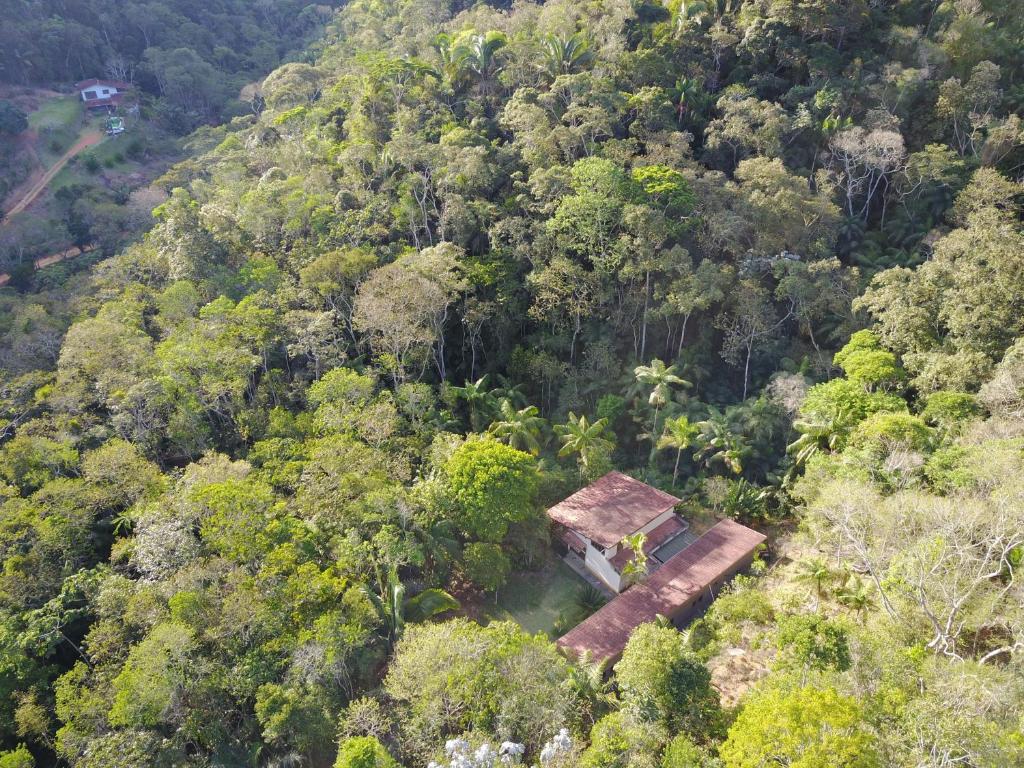 圣特雷莎Pousada do guariba的森林中间房屋的空中景观
