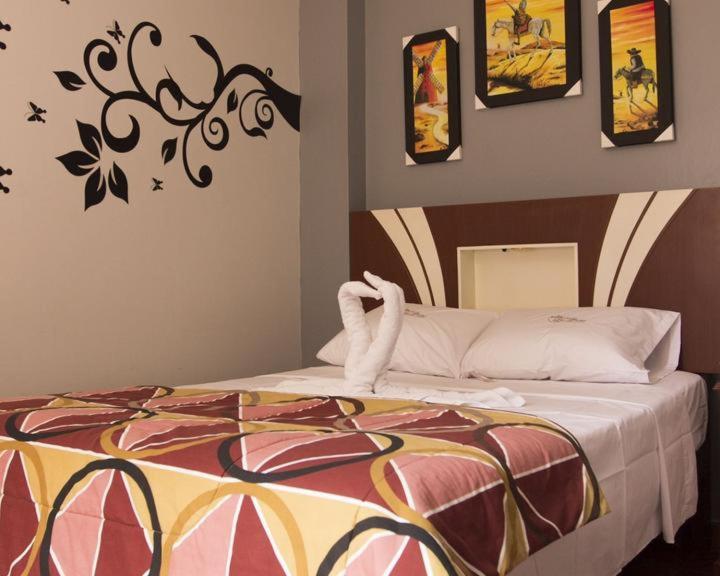 利马Hostal Las Fresas Lima Airport的一间卧室配有一张壁画床