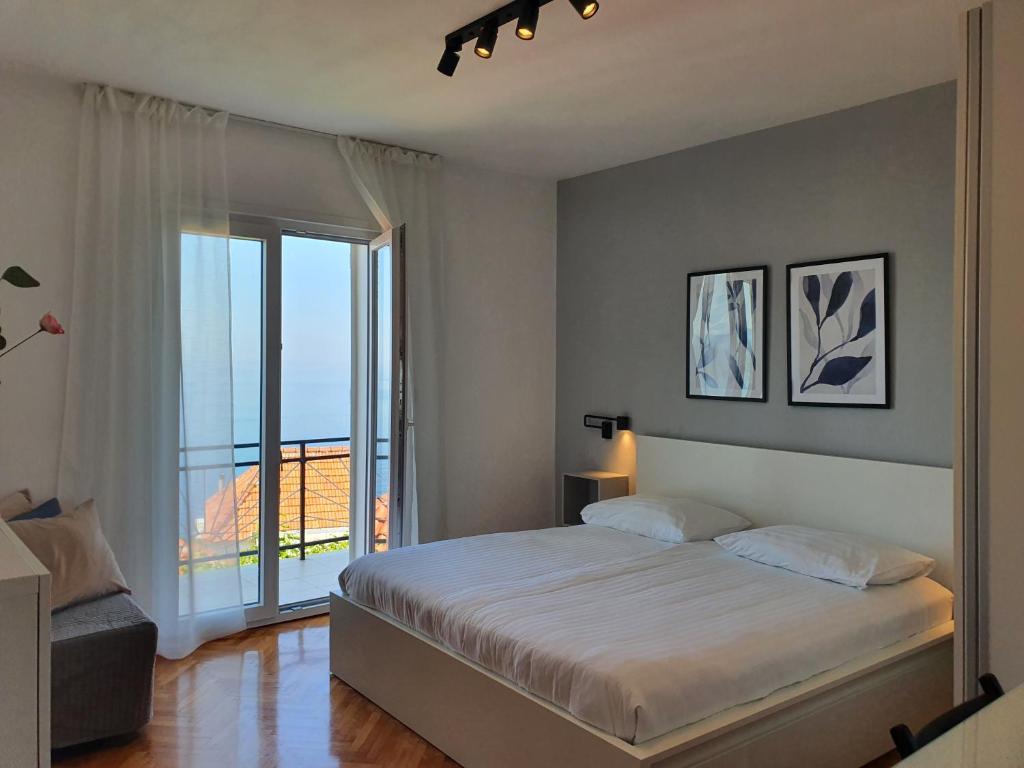 米利尼隆扎公寓的一间卧室设有一张床和一个大窗户