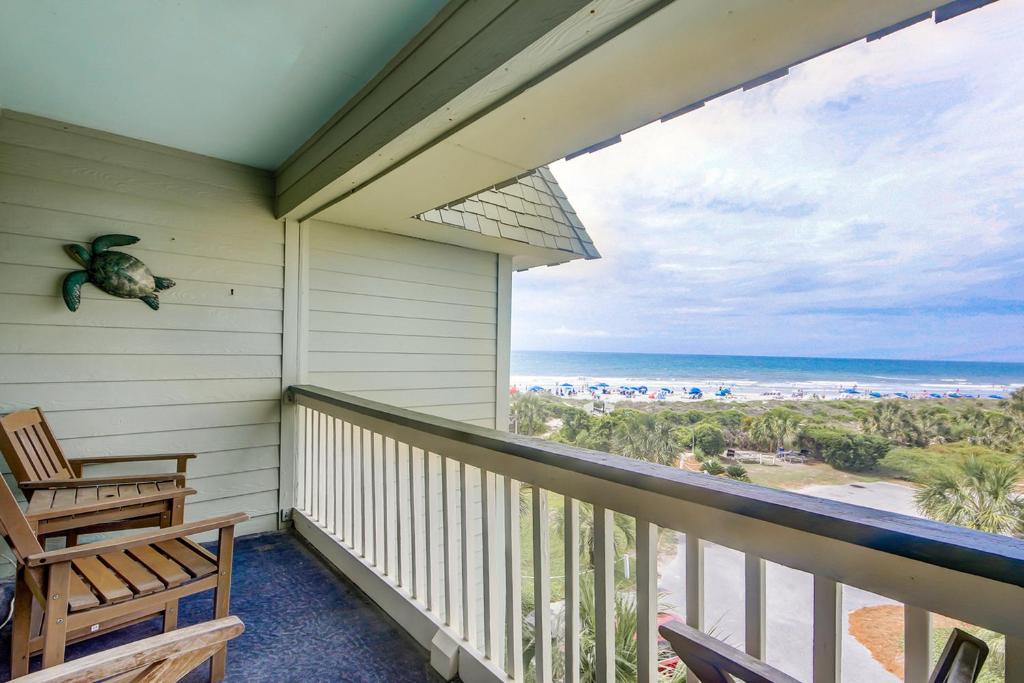 棕榈岛Sea Cabin 306-A的享有海滩美景的阳台