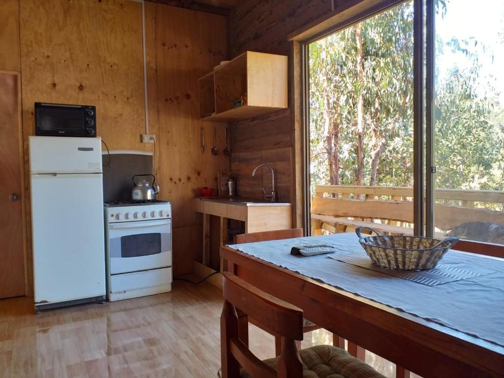 库里科Estancia Don Domingo的小屋内的厨房配有冰箱和桌子