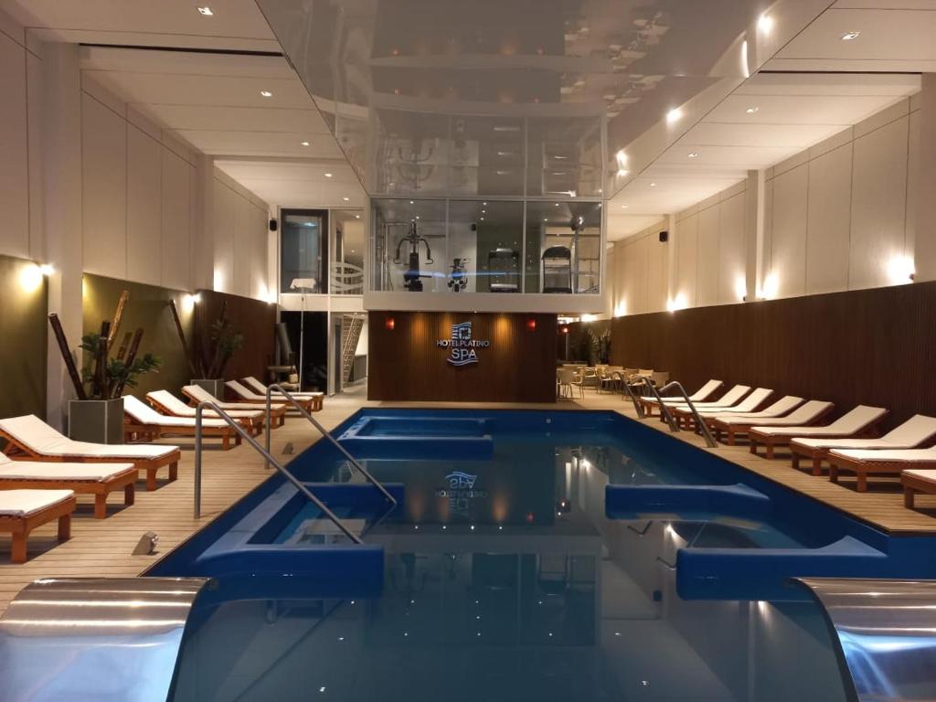 特尔马斯德里奥翁多特马斯铂金全包酒店的酒店大堂的游泳池,配有椅子